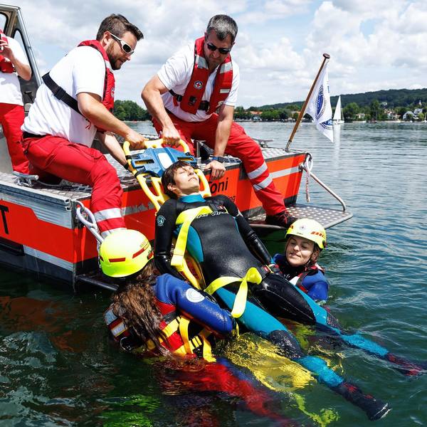 Gemeinsame Rettung einer Person aus dem Wasser, mithilfe des Spineboards.
