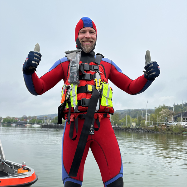 Zu sehen ist einer unserer Rettungsschwimmer in der neuen Ausrüstung.