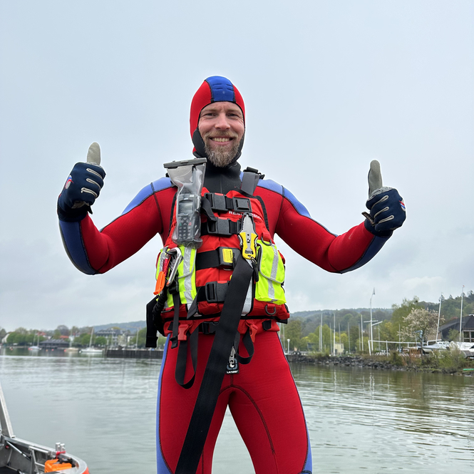 Zu sehen ist einer unserer Rettungsschwimmer in der neuen Ausrüstung.