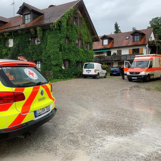 Bild vom Einsatz mit der Wasserwacht Diessen. Zu sehen ist der RTW aus Herrsching und der HVO Diessen