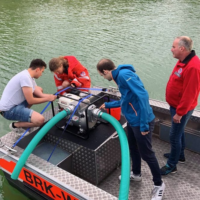 Mitglieder bei der Einweisung in die neue Pumpe