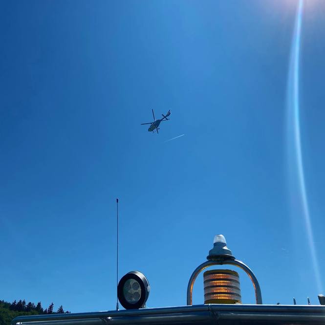 Der Rettungshubschrauber kreist über unserem Boot