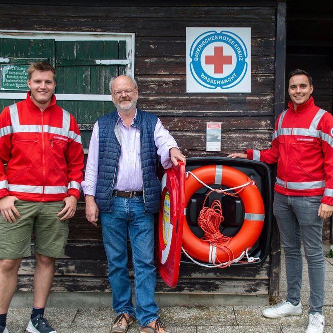 Zu sehen sind die Technischen Leiter und der Vorsitzende des Fördervereins bei der Übergabe des Rettungsrings. V.l.n.r. TL Leon Gambihler, Vorstandvorsitzender Ulrich Ziegler, Stellv. TL Phillip Hildebrandt