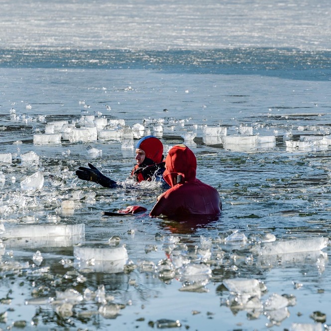 Zu sehen sind unsere Wasserretter im Eisloch