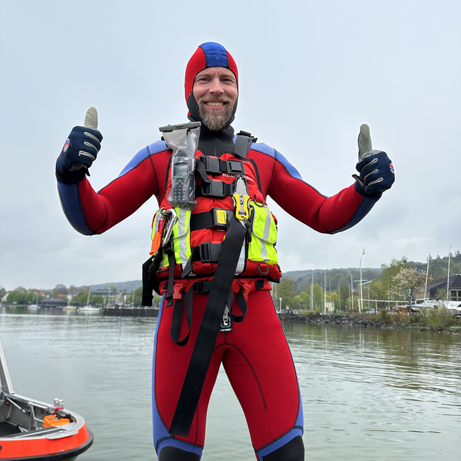 Zu sehen ist einer unserer Rettungsschwimmer in der neuen Ausrüstung.