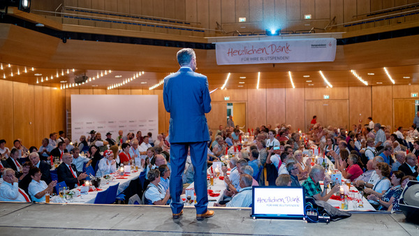 Michael Sporer vor 427 Blutspendern und den Vertretern von 21 Kreisverbänden